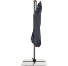 Zusammengebundener Sonnenschirm auf Ständer