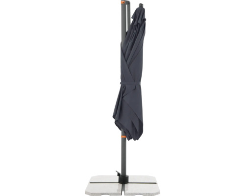 Zusammengebundener Sonnenschirm auf Ständer