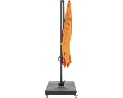 Geschlossener Ampelschirm mit Schirmfuß