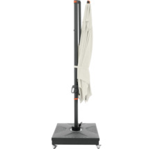 Geschlossener Sonnenschirm mit Ständer für den Garten