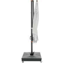 Geschlossener Gartenschirm mit Ständer