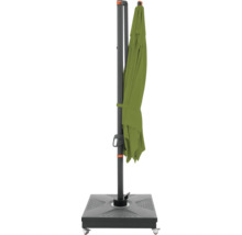 Geschlossener Ampelschirm auf einem Schirmständer mit Rollen