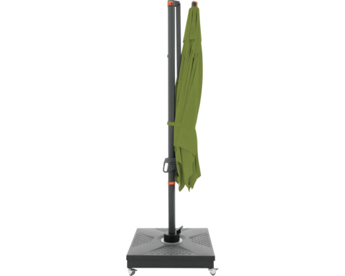 Geschlossener Ampelschirm auf einem Schirmständer mit Rollen