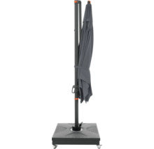 Geschlossener Gartenschirm mit Ständer