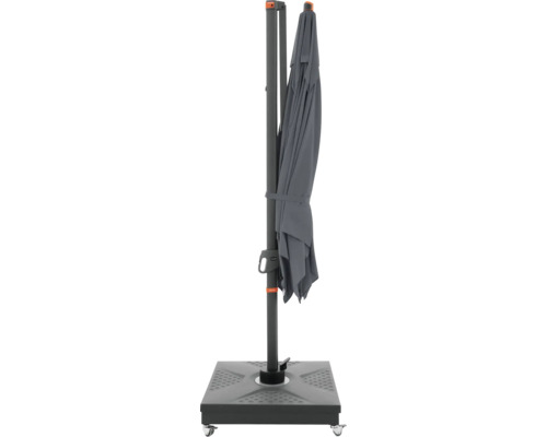 Geschlossener Gartenschirm mit Ständer