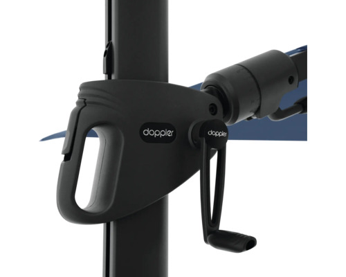 Detailansicht eines Sonnenschirms mit Kurbelmechanismus und Doppler Logo.