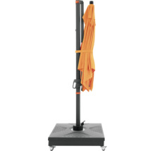 Zusammengefalteter Sonnenschirm mit Ständer