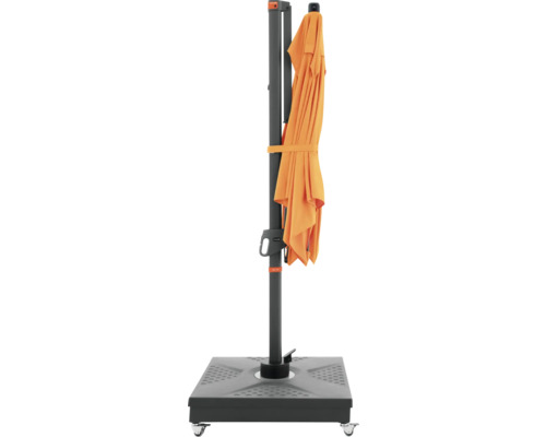 Zusammengefalteter Sonnenschirm mit Ständer