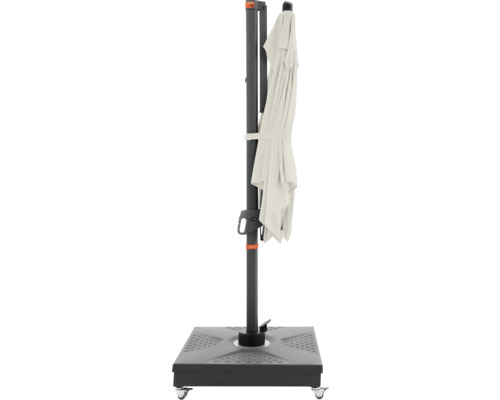 Geschlossener Sonnenschirm mit Ständer