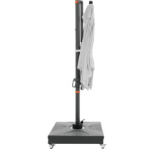 Geschlossener Ampelschirm mit Ständer