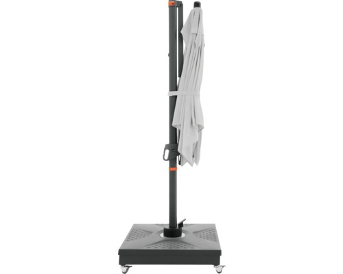 Geschlossener Ampelschirm mit Ständer