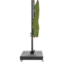 Geschlossener Gartenschirm mit Ständer