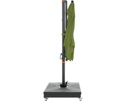 Geschlossener Gartenschirm mit Ständer