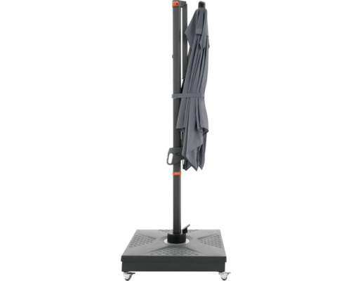 Geschlossener Sonnenschirm mit Ständer