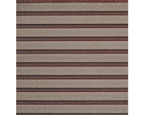 Nahaufnahme von Terrassendielen mit gerillter Oberfläche