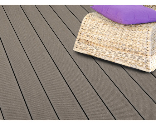 Terrassendielen auf dem Boden mit einem Korb und Kissen