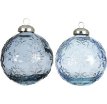 Zwei blaue Christbaumkugeln mit Schneeflockenmuster