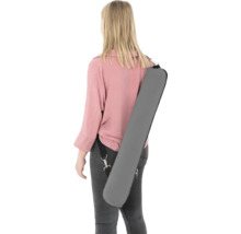 Frau mit grauer Tragetasche für Bauherrenprofile über der Schulter