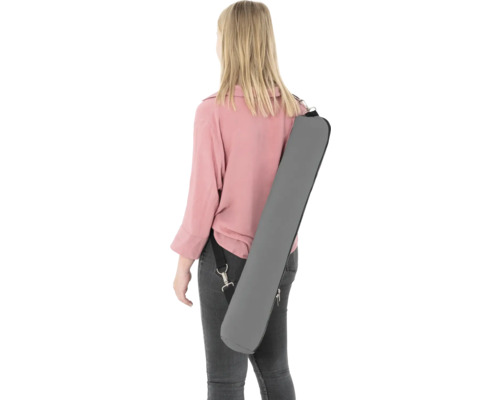 Frau mit grauer Tragetasche für Bauherrenprofile über der Schulter