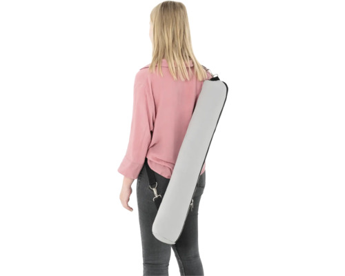 Frau mit Tragetasche für lange Gegenstände