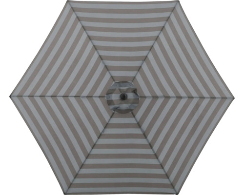 Ansicht von oben eines gestreiften Sonnenschirms