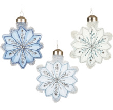 Drei Schneeflocken Christbaumkugeln mit Glitzerdetails hängen an Fäden.