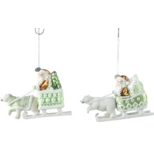 Weihnachtsbaumschmuck mit Weihnachtsmann im Schlitten gezogen von einem Eisbären