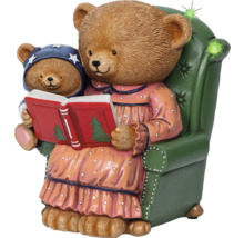 Dekofigur mit Teddybären, die ein Buch lesen, in einem grünen Sessel sitzend.