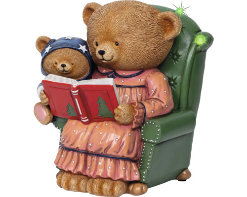 Dekofigur mit Teddybären, die ein Buch lesen, in einem grünen Sessel sitzend.