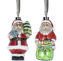 Zwei Weihnachtsmann-Baumschmuckfiguren mit Baum und Geschenkesack