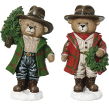 Zwei Bärenfiguren mit Hut und Winterkleidung, eine hält einen Weihnachtsbaum, die andere einen Kranz