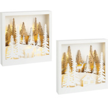 Zwei beleuchtete weihnachtliche 3D-Fensterbilder mit Wald und Tieren in einem weißen Rahmen.