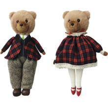 Zwei Teddybären als Dekoration: Ein Bär trägt Anzug, der andere ein Kleid.