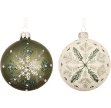 Zwei Christbaumkugeln mit Schneeflockenmotiven