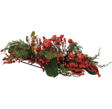 Weihnachtliches Tischgesteck mit roten Beeren und zwei Glaswindlichtern