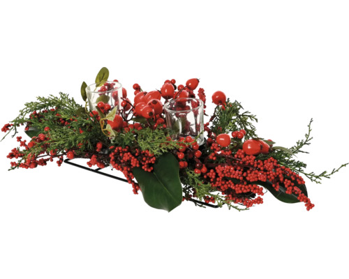 Weihnachtliches Tischgesteck mit roten Beeren und zwei Glaswindlichtern
