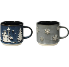 Zwei Keramiktassen mit Wintermotiven: Schneemann, Weihnachtsbaum und Schneeflocken.