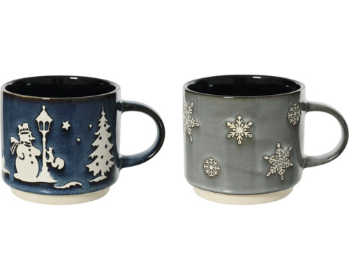 Zwei Keramiktassen mit Wintermotiven: Schneemann, Weihnachtsbaum und Schneeflocken.