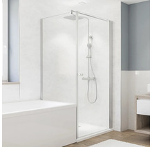 Badezimmer mit Badewanne und Duschabtrennung aus Glas