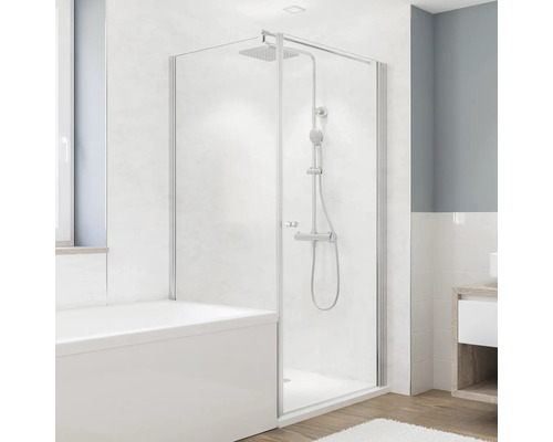 Badezimmer mit Badewanne und Duschabtrennung aus Glas