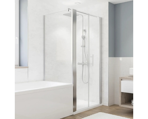 Duschkabine im Badezimmer neben einer Badewanne