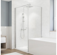 Badezimmer mit Badewanne und Duschabtrennung aus Glas