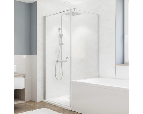 Badezimmer mit Badewanne und Duschabtrennung aus Glas