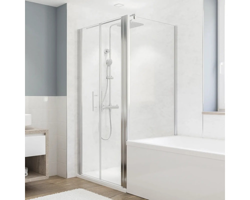 Duschabtrennung aus Glas mit Armaturen und Badewanne im Badezimmer