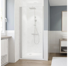 Badezimmer mit Duschabtrennung, Duschkopf und Armaturen