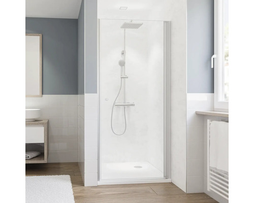 Helles Badezimmer mit Dusche, Waschbecken und Handtuchheizkörper