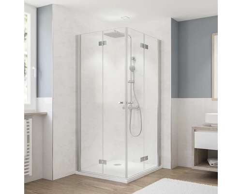 Eckdusche mit klarer Glaswand und Duscharmatur im Badezimmer