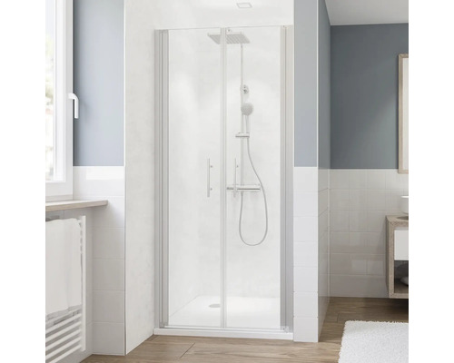 Duschkabine mit Drehtür und Duschsystem in hellem Badezimmer