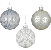 Drei Christbaumkugeln mit Schneeflockenmuster