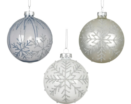 Drei Christbaumkugeln mit Schneeflockenmuster